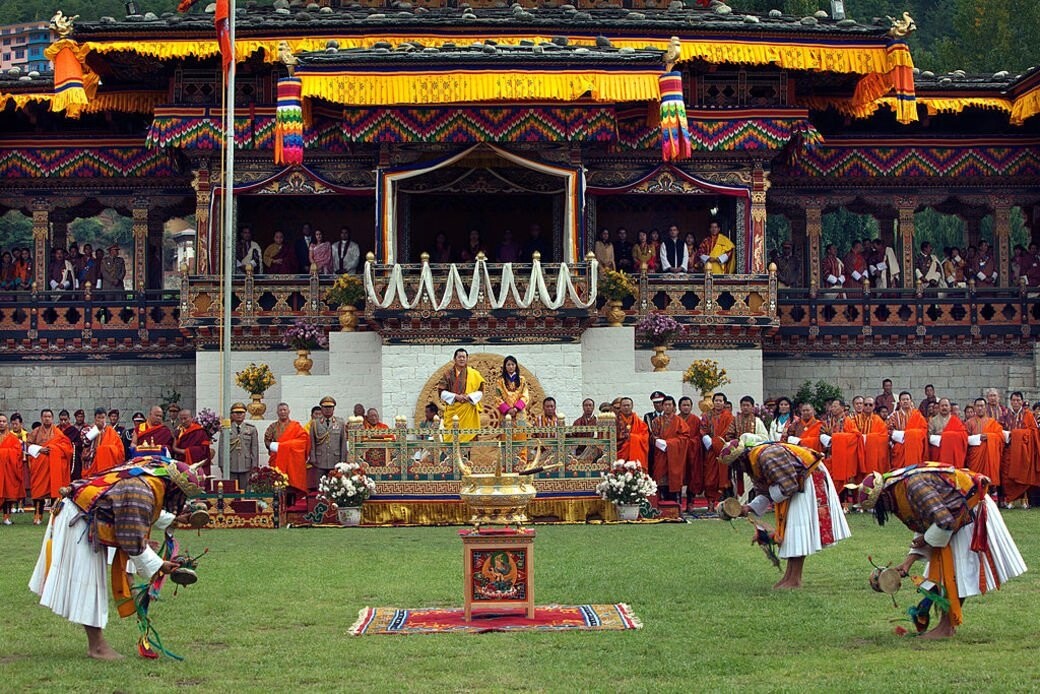 2011年10月14日旺楚克履行14年前的婚約，迎娶青梅竹馬的小情人，在不丹