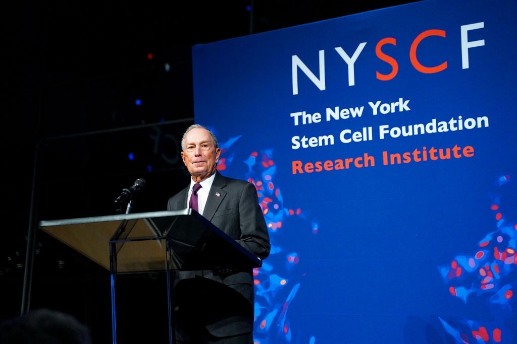 Michael Bloomberg曾連任紐約市長3次，他12年的公職，每年只領取一美元年薪。反而，他