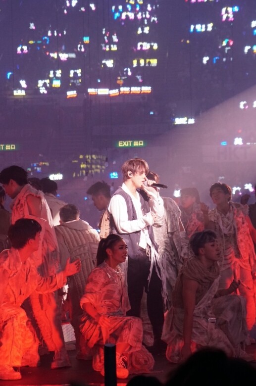 姜濤單人獻唱自己的歌曲《作品的說話》，為了重現MV中的戰爭感覺，演唱會