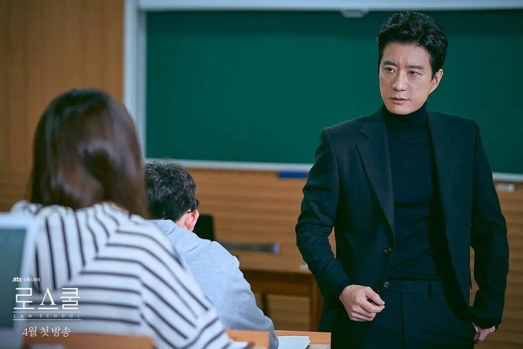 除了童顏男神金汎之外，劇中飾演刑法教授楊鍾勳的演員也是影帝級人