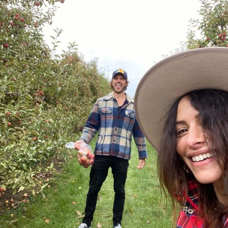為慶祝女友生日，Adam在社交媒體發表與女友摘蘋果的照片，並稱呼Sarah為他的「everything」。