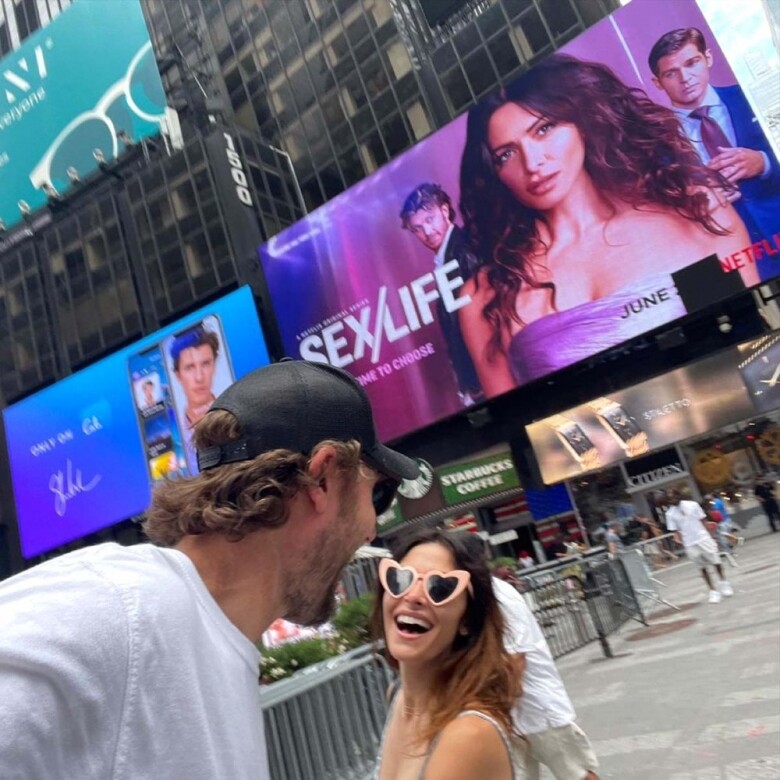 兩人在紐約時代廣場螢幕上看見自己時，反應興奮。