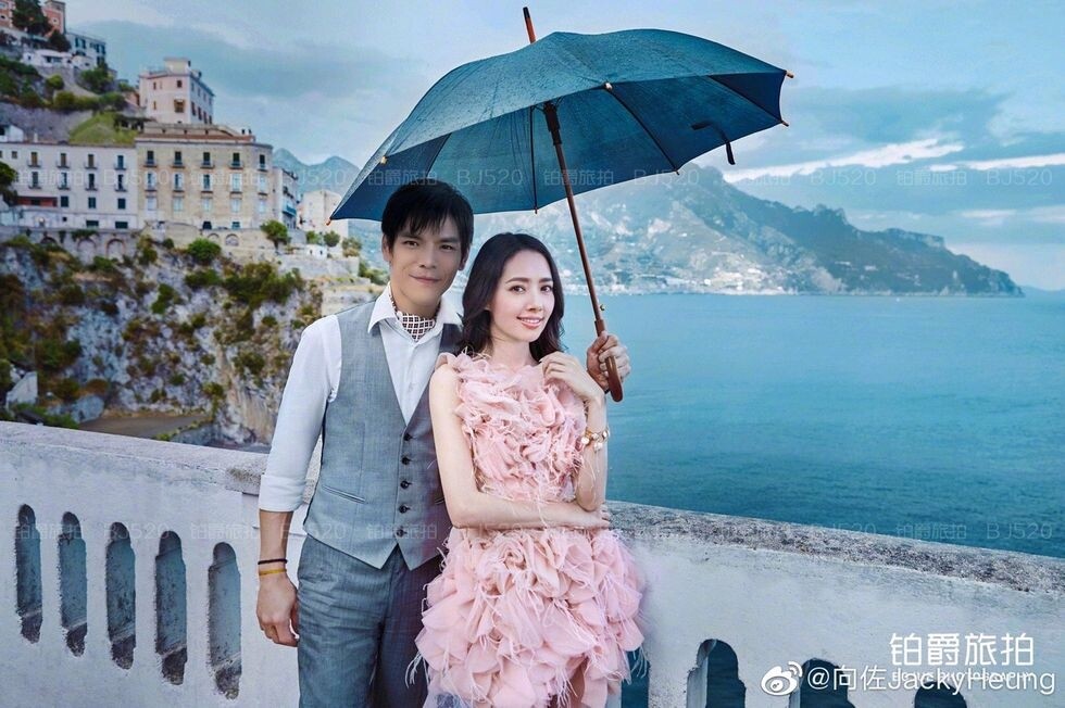 郭碧婷身穿粉紅色蓬蓬禮服，以古堡為背景，同樣是浪漫極了。