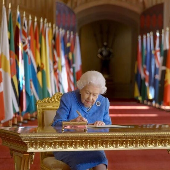 而英女王本人將會正式進入八天哀悼期，期間她不會簽字通過任何法律