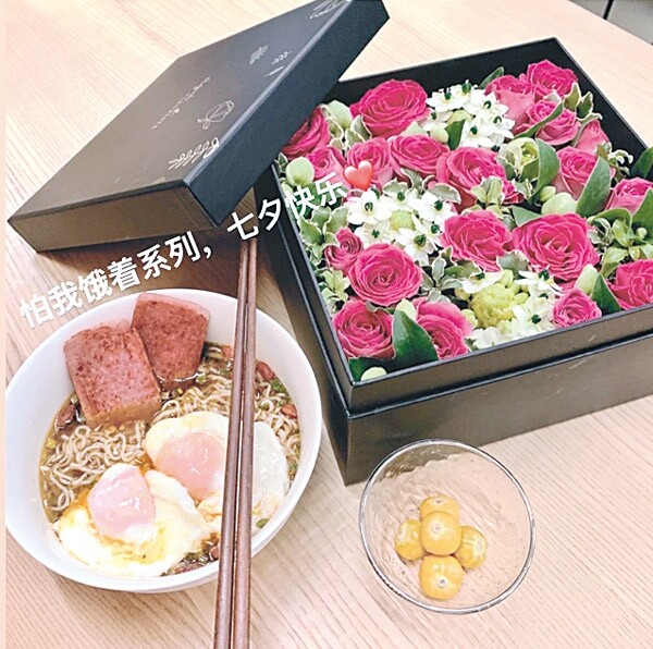 早前七夕情人節，張馨月於網上貼出一張有餐蛋麵和花的合照，寫着：「怕我