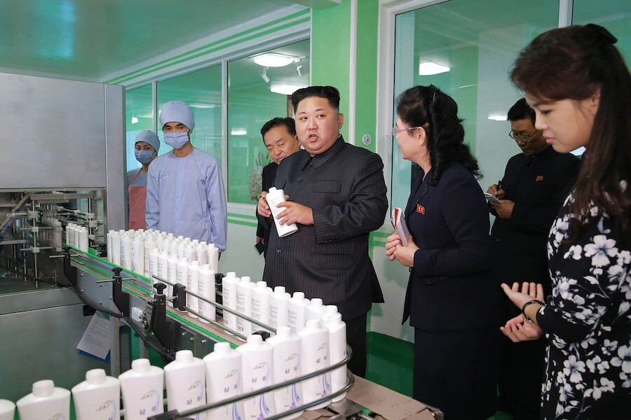 此外，北韓有自家生產護膚品（上圖），而使用來自南韓的「舶來品」則一直是禁
