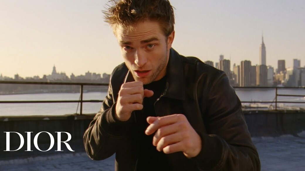 在《天能》開拍的第一天，Robert Pattinson收到《蝙蝠俠》的試鏡，在最後只剩他和Nicholas Hoult 2選