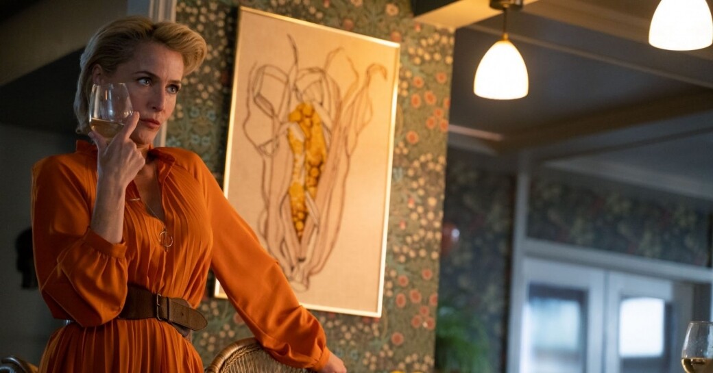 《性愛自修室》第三季預告中，當然不會少了Gillian Anderson飾演的Dr. Jane Milburn，手執象徵生