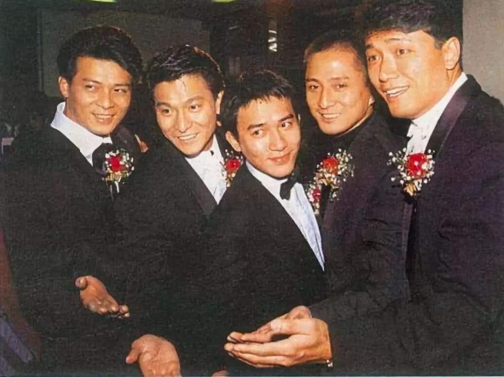 黃日華於1980年無綫電視第九期藝員訓練班畢業，直到1983年與翁美玲主演