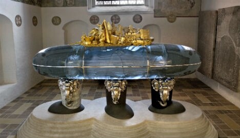 2018年，女王與雕塑家 Bjørn Nørgaard 合作，為自己設計出一個水晶棺材，更作為展