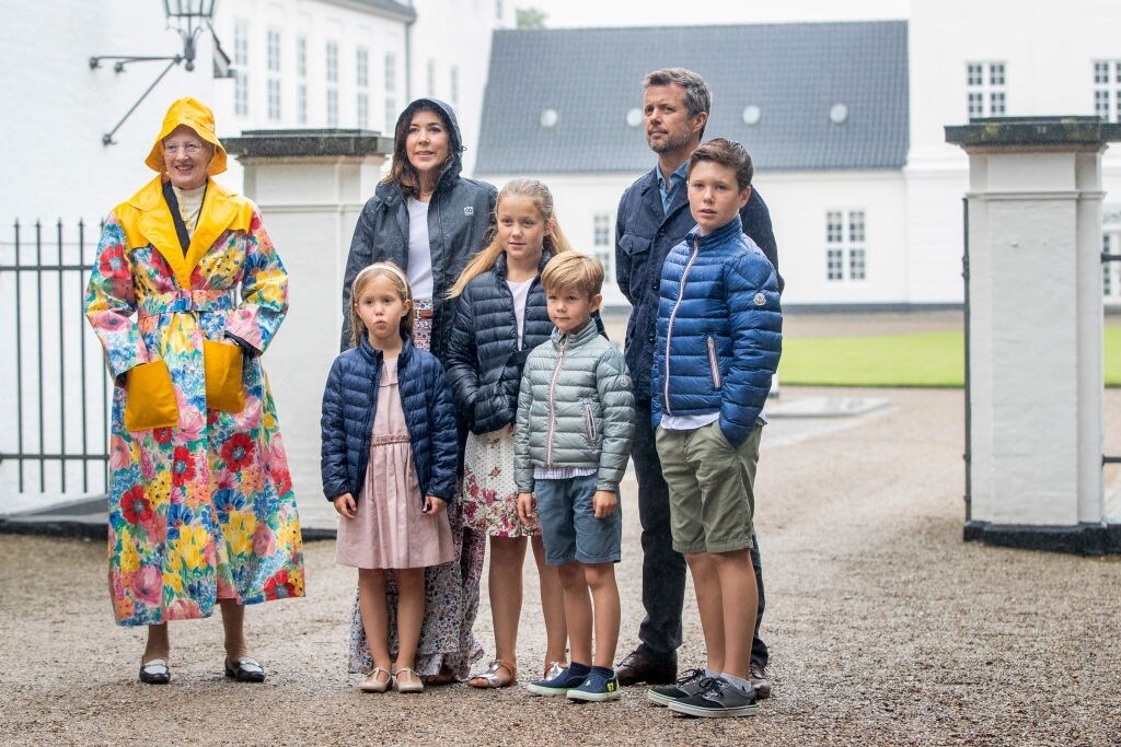 女王與兒子一家出席活動時，不幸遇上毛毛細雨，她穿着印花雨衣搭配如