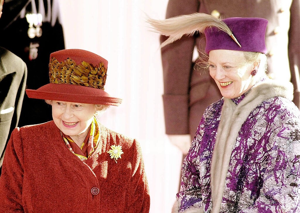 相對英國女王最招牌的Tone on Tone 穿搭，丹麥女王瑪格麗特二世則愛以更為