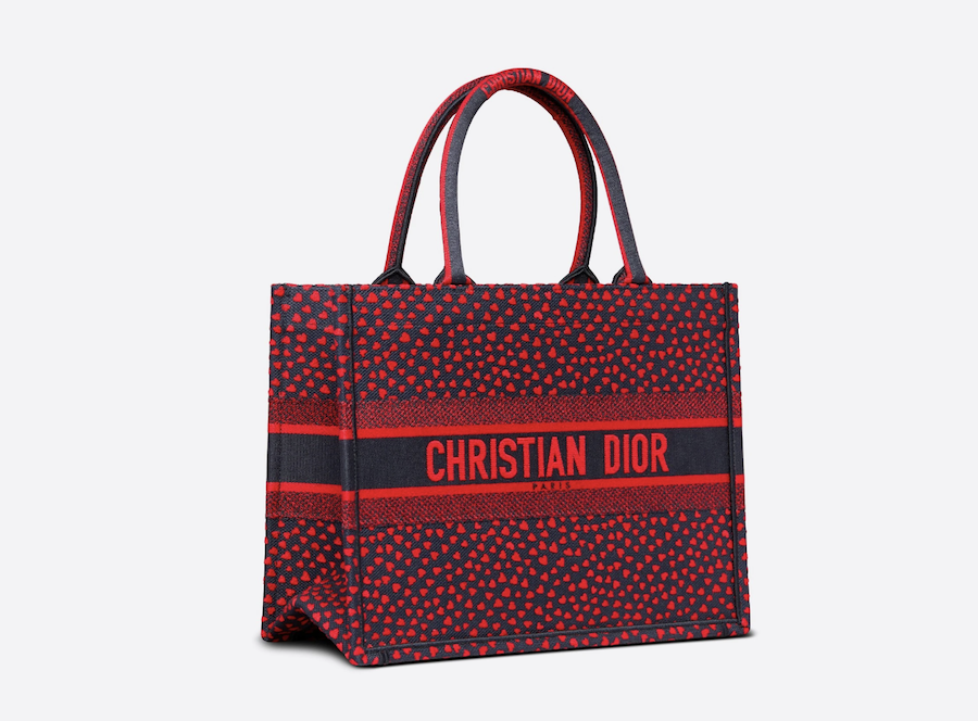 由Christian Dior創意總監Maria Grazia Chiuri推出的Dior Book Note手袋已經成為品牌經典款之一。它