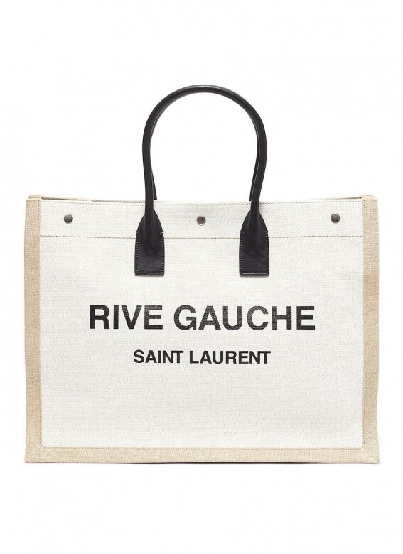 手挽布袋上印有Rive Gauche字款，款式簡潔大方。手袋由三顆鈕釦貼緊，內裡同樣
