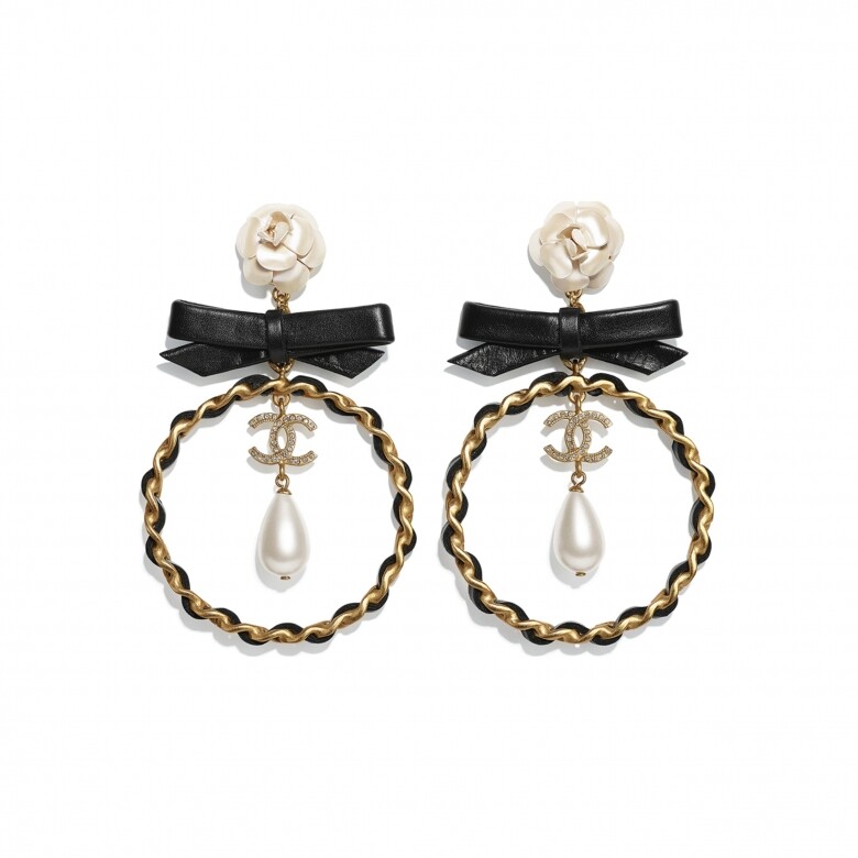 綴山茶花、皮革蝴蝶結、金屬雙C標誌及珍珠圈狀耳環($13,200 Chanel)