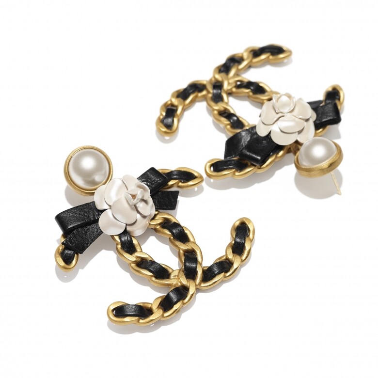 綴山茶花、皮革蝴蝶結及金屬雙C標誌耳環($13,700 Chanel)