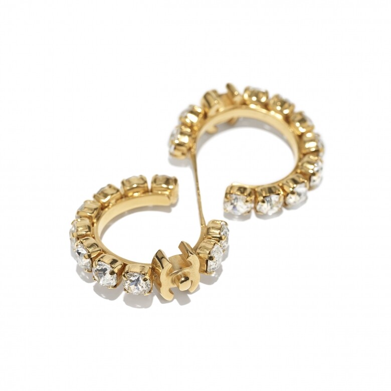 綴閃石金屬標誌圈狀耳環($6,300 Chanel)
