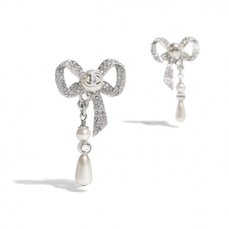 綴閃石蝴蝶結、雙C標誌及珍珠耳環($5,500 Chanel)