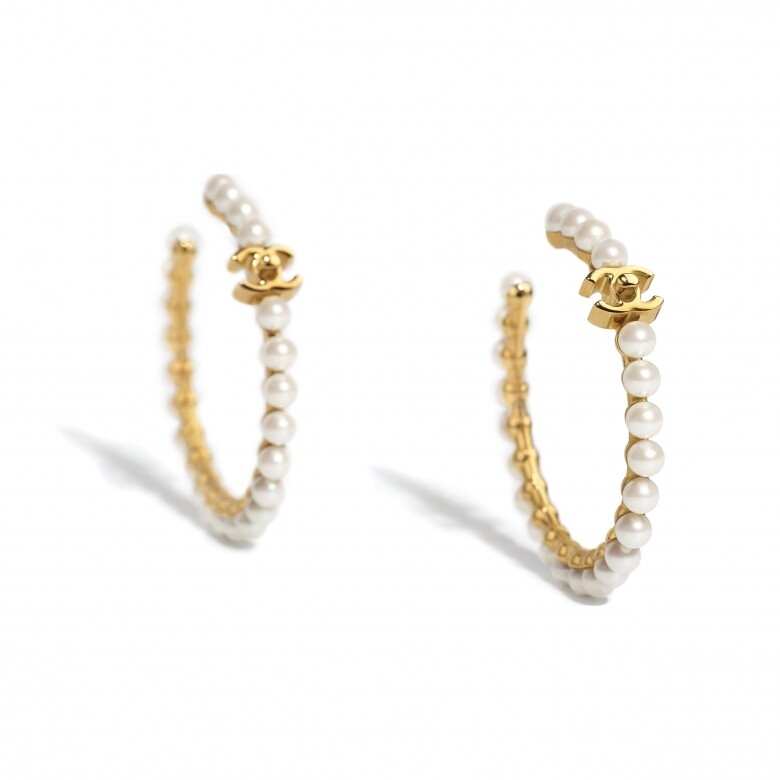 綴珍珠金屬雙C標誌耳環($7,500 Chanel)