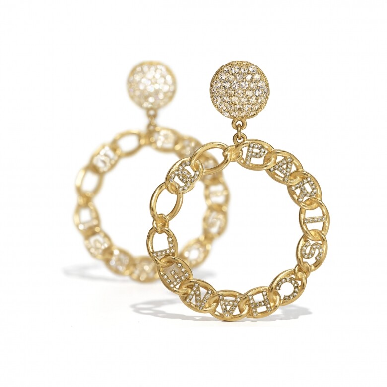 綴閃石及金屬標誌耳環($5,000 Chanel)