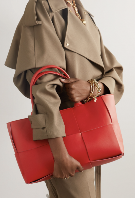 紅色皮革手袋 （17,900 Bottega Veneta)Bottega Veneta 的大型tote bag 總是不少上班女郎的心儀之選