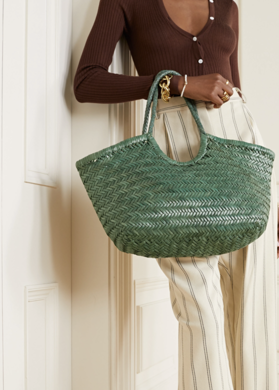 草綠色織皮手袋 （$3,110 Dragon Diffusion, available at Net-a-porter)充滿夏日風情的織皮外型，結合草
