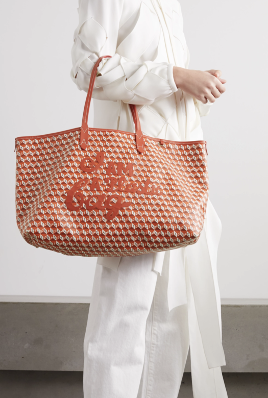 印花字母手袋 （$7,100 Anya Hindmarch, available at Net-a-porter)招牌的「I m not a plastic bag」可說曾是風靡