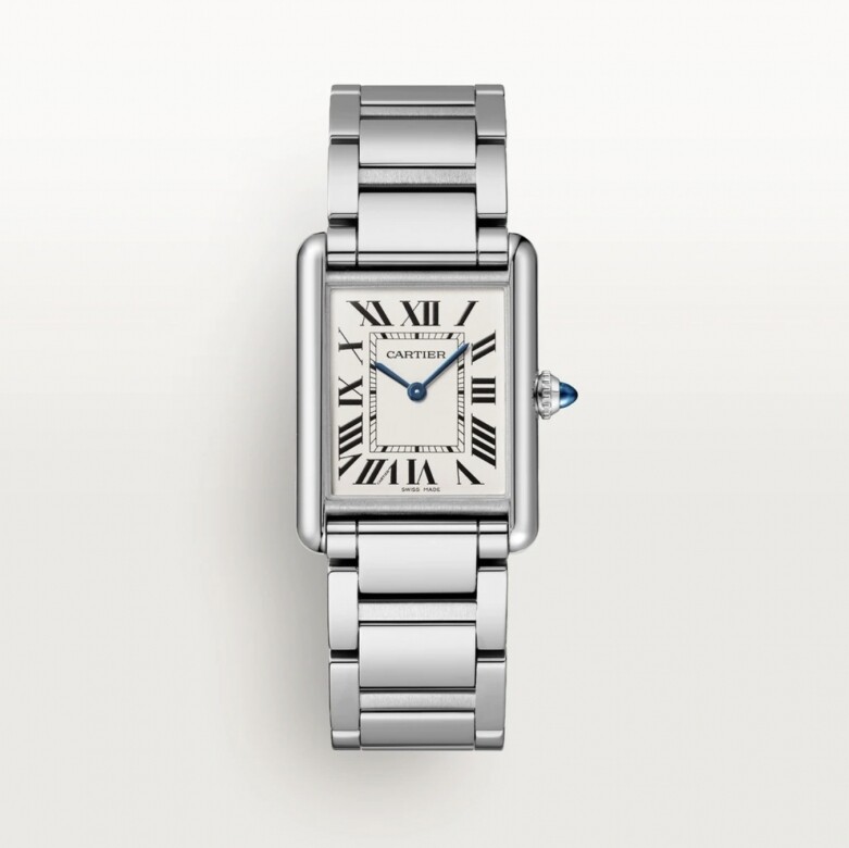 不少女士喜愛精鋼手錶，而Cartier Tank Must手錶也設有精鋼錶帶，與銀色錶盤互相