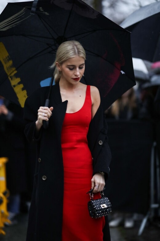 下雨天常會穿深色的外套，內裡簡單一條紅色裙子即可營造矚目對比。