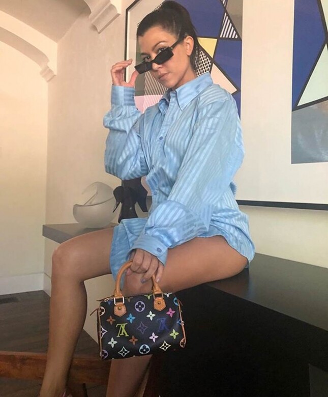 圖中Kourtney Kardashian就拿著新款迷你版的Louis Vuitton Murakami Multi-Colour，得到Kardashian家族的加持又怎會不