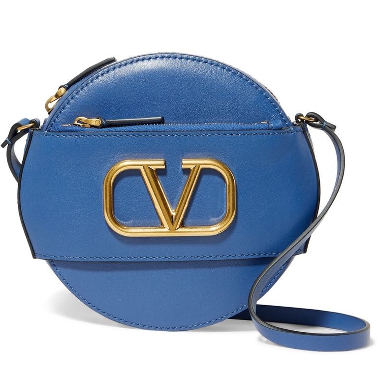 藍色手袋面配上Valentino的金色Logo，簡約又時尚。這款手袋前面設有夾層，方便收