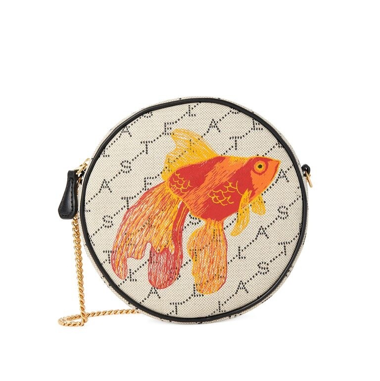 在米色底色的手袋面上，印上橙黃色的金魚圖案，玩味十足。