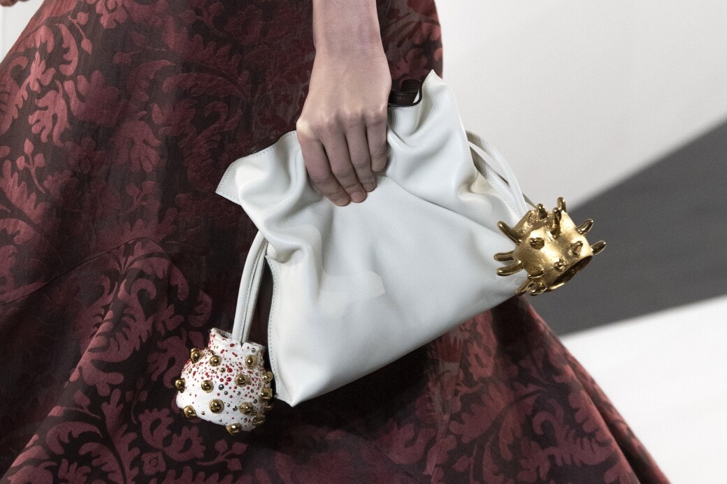 Loewe的clutch bag便利用軟身的皮革做出索帶款式，充滿趣味。