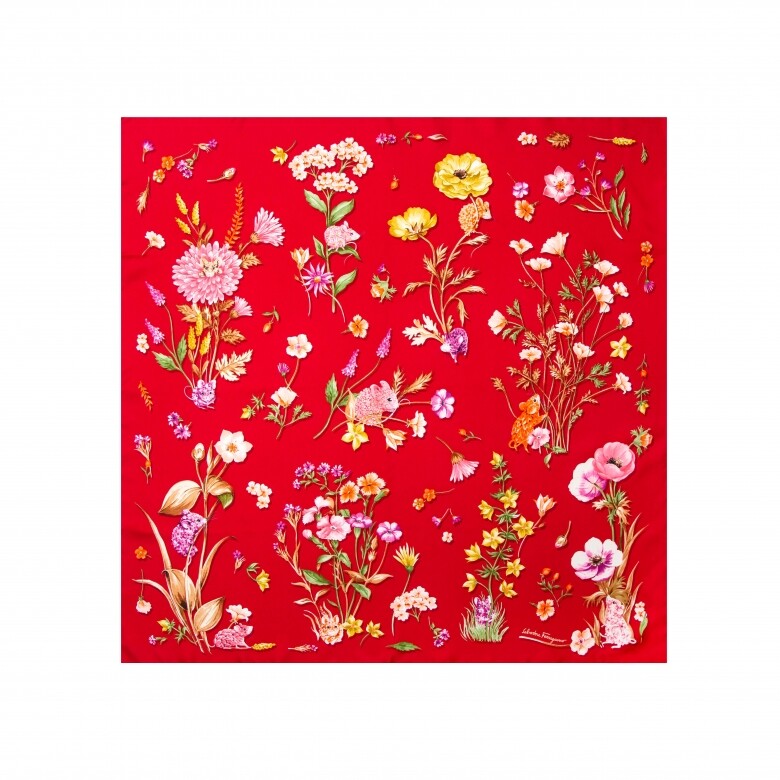 紅色地鼠圖案絲巾 $3,400品牌標誌性的絲巾採用紅色背景，配以繁花盛放