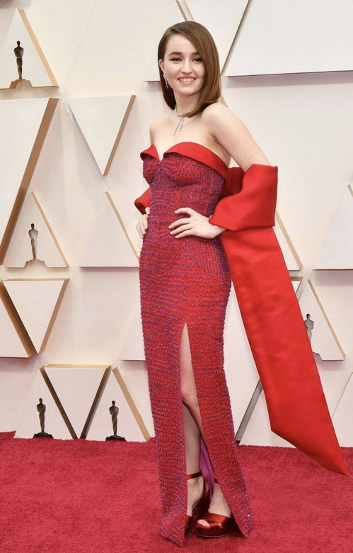 Kaitlyn Dever以一身奪目紅色禮服出場，其來自Louis Vuitton跟Red Carpet Green Dress合作的作品，晚禮
