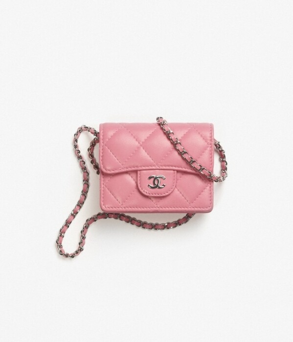 就像是把Chanel手袋縮細成迷你版，這個7.5cm x 10cm x 3.2cm的鏈帶卡片