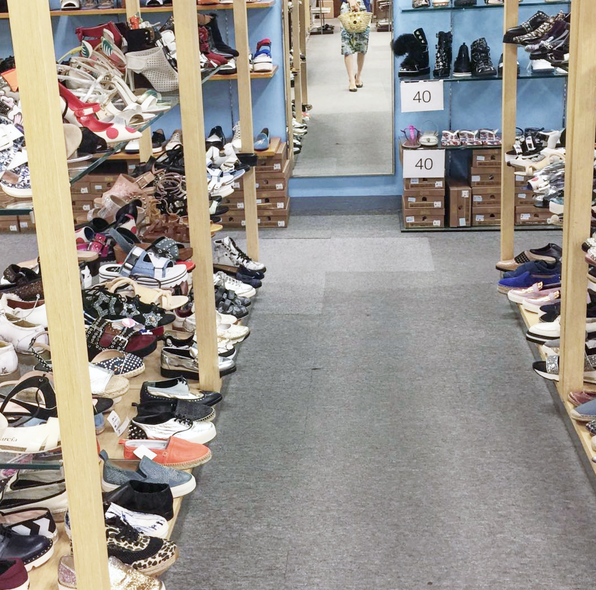 連卡佛的鞋部，擁有大量過季款式供選擇，絕對是女人的天堂。