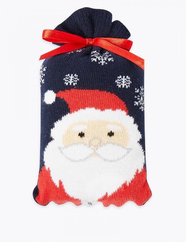 Marks & Spencer推出的藍紅色聖誕老人襪，充滿童真又應節，適合用來交換禮物。售價
