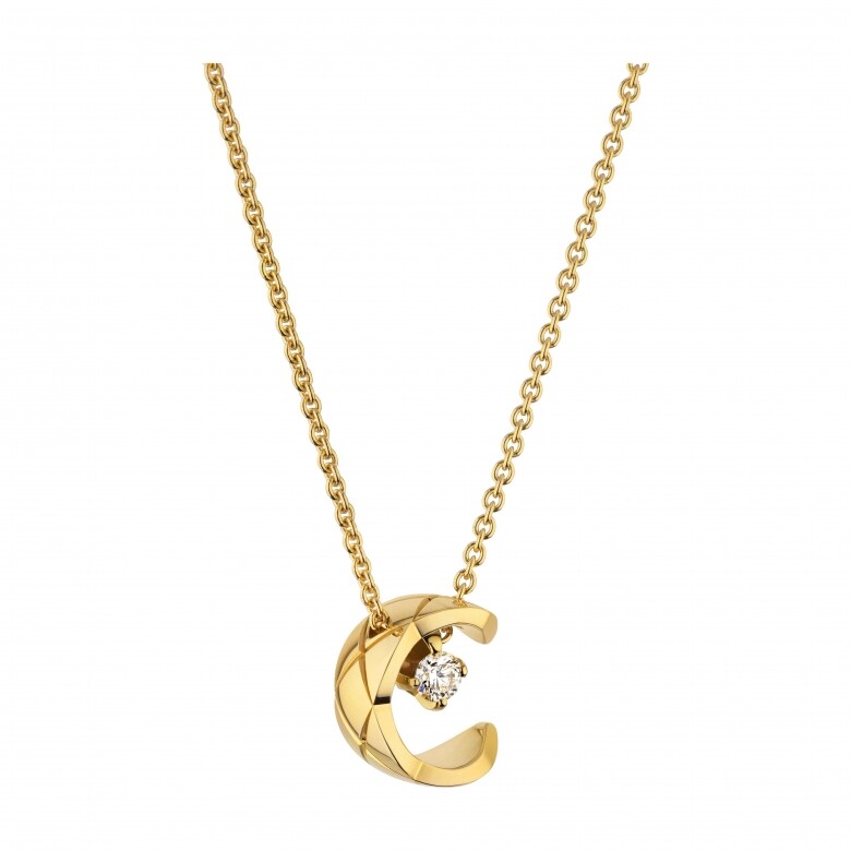 Chanel經典菱格紋放到珠寶設計上依舊迷人，這款Coco Crush項鍊以代表Chanel的C字