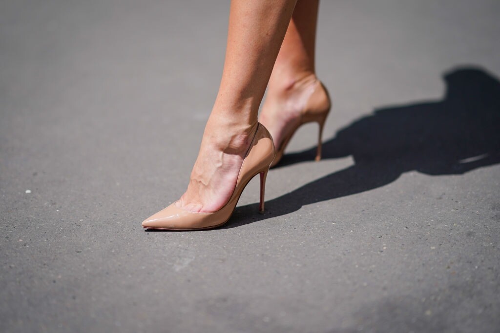 Christian Louboutin的流線型鞋楦加上高細鞋跟，把雙腿線條和腳掌形狀修飾得異常完