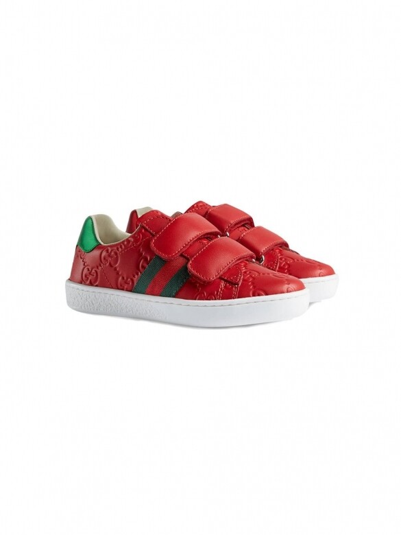 標誌圖案壓紋波鞋（$2,850 Gucci Kids, available at farfetch.com）