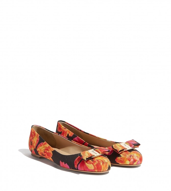 由Salvatore Ferragamo經典芭蕾舞平底鞋款式Varina衍生的設計，以橘紅色的花卉圖案為設