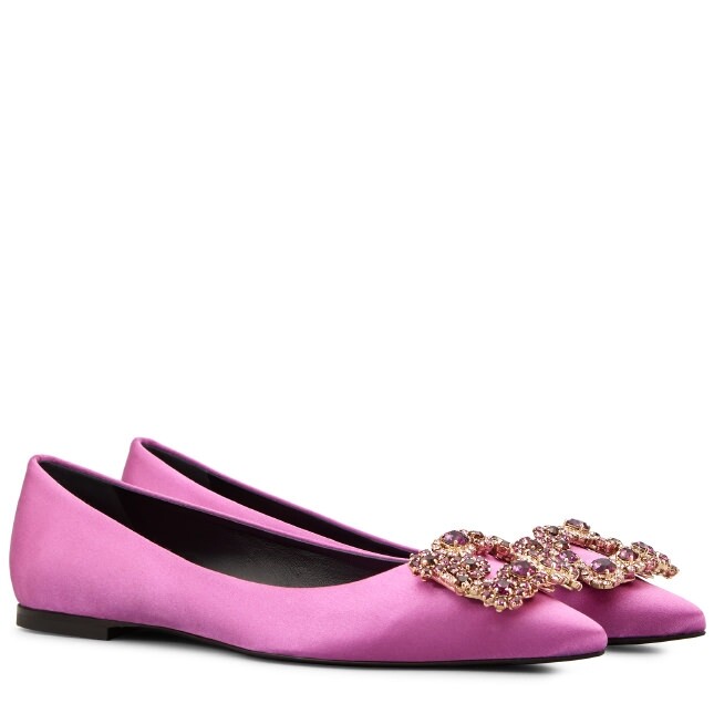 粉紅色的麂皮平底鞋更顯青春氣息，方扣上亦點綴更多晶石裝飾，最適合