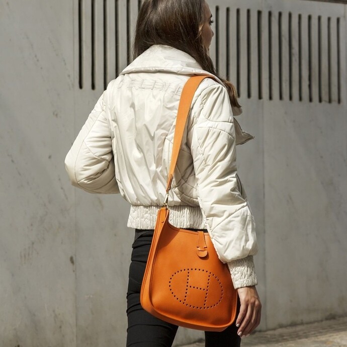 不像Hermès Birkin及Kelly的長方及呈梯形的外表，Evelyne III 29斜揹袋走休閒風路線，袋