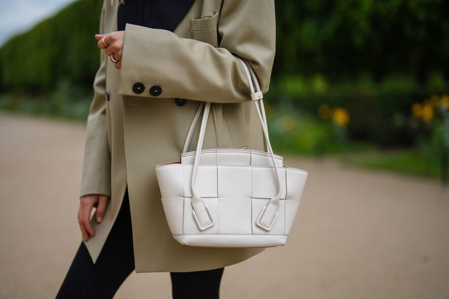 Arco手袋是Bottega Veneta於2019早秋系列推出的款式，靈感源自米蘭市中心新古典主