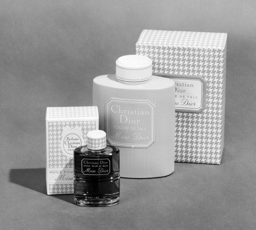 品牌Dior千鳥格紋的香水紙盒包裝。