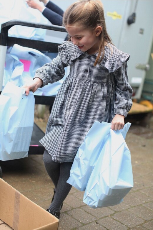 年紀小小的夏綠蒂公主也同樣穿千鳥格！