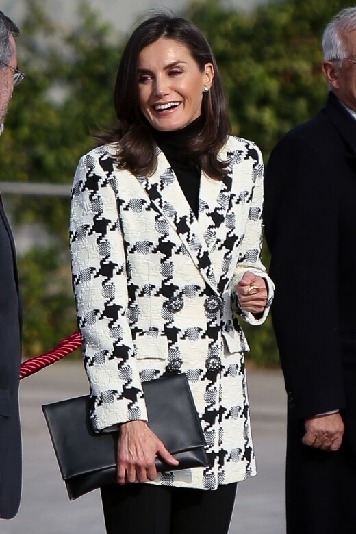 Queen Letizia也會穿新派的千鳥格紋！