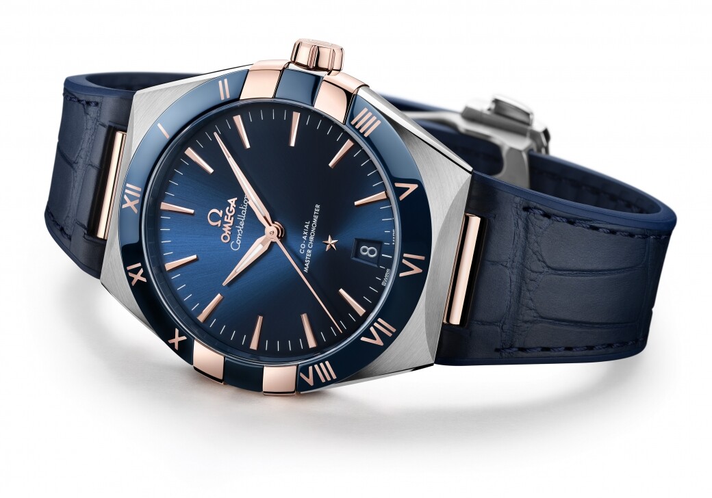 這款直徑41毫米的不銹鋼配18K Sedna™金腕表，光面藍色陶瓷表圈鐫刻Ceragold™羅