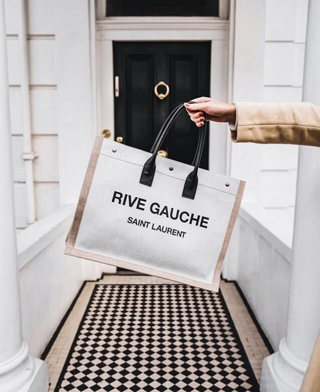 Saint Laurent 的Shopper購物袋，袋身以亮眼的Rive Gauche配搭皮革飾邊，讓休閒的購物袋變得